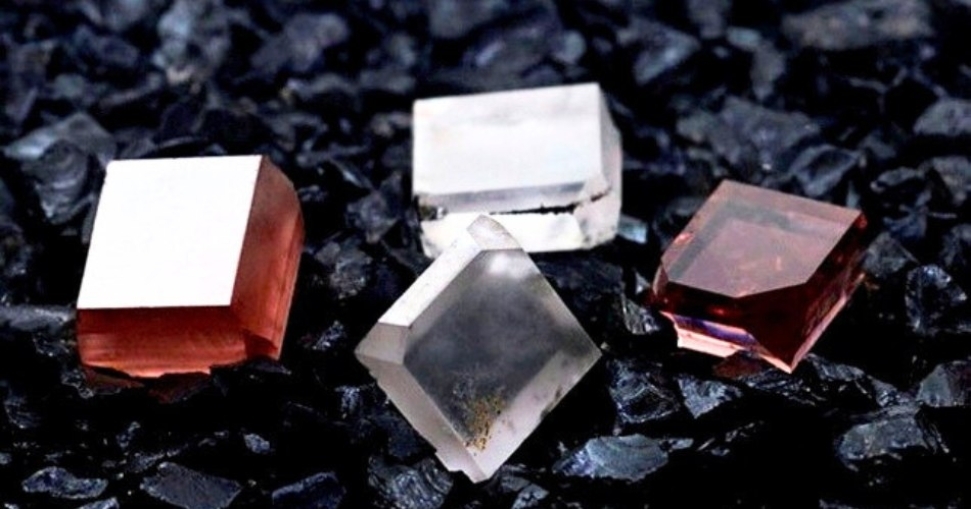 In het laboratorium geproduceerde diamanten (lab grown diamonds) versus natuurlijk gedolven diamanten versus synthetische diamanten